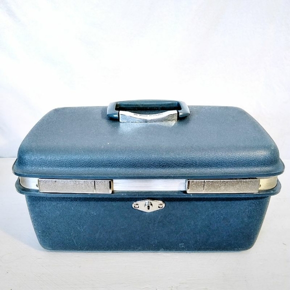 Vintage Other - Royal Traveller Aurora Blue train case vintage.